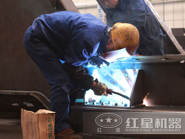 紅星反擊式破碎機生産車間工人