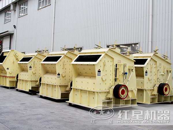 反擊式破碎機生産車間