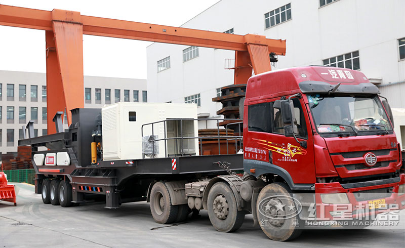 鉀長石輪胎式移動破碎一體車發貨