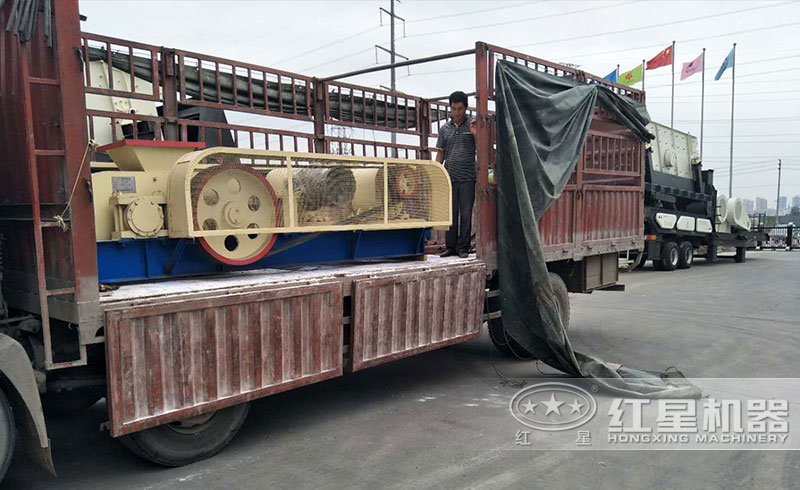 大型對輥式破碎機發貨現場