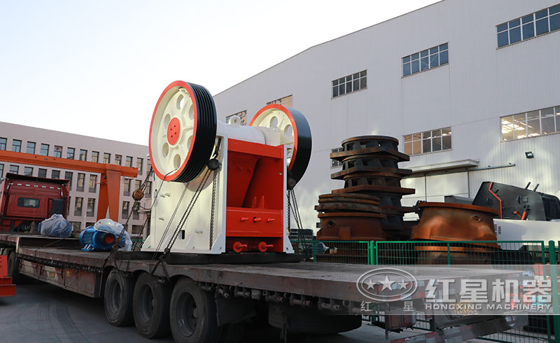 又一台小型颚式石子破碎機發貨