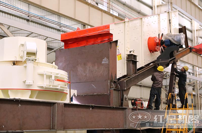 技術人員正在組裝移動碎沙機