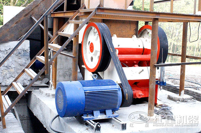 4台小型颚式破碎機