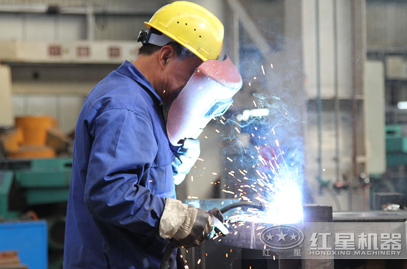 紅星技術人員認真對待産品的每一個細節