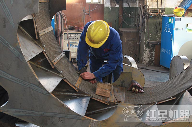 技術人員正在生産洗沙機輪鬥