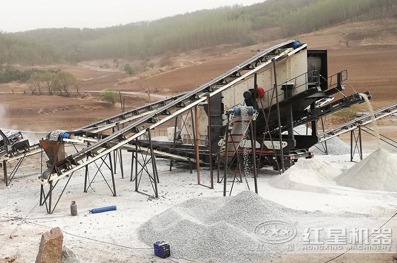 正在作業的大型流動碎石機