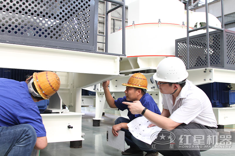 紅星機器人員帶客戶參觀廠區,細心講解生産設備