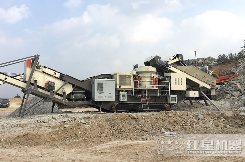 履帶式岩石破碎機作業現場圖