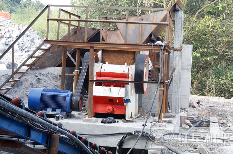 鄂式破碎機作業現場圖