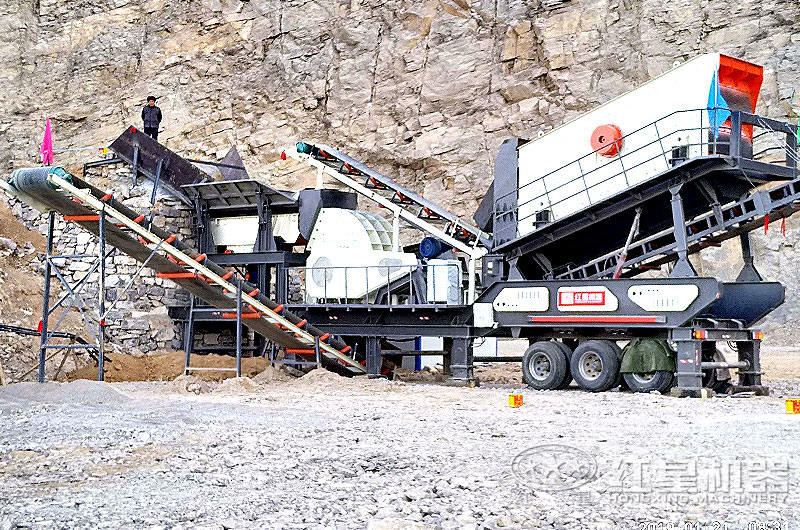 移動輪式破碎機正在作業
