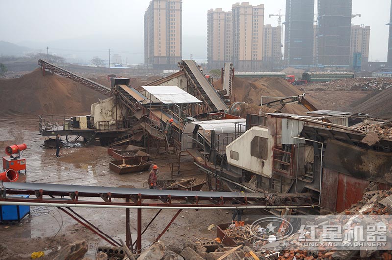 移動破碎站正在處理建築垃圾