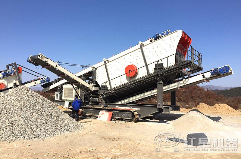 正在作業的履帶式移動破石機