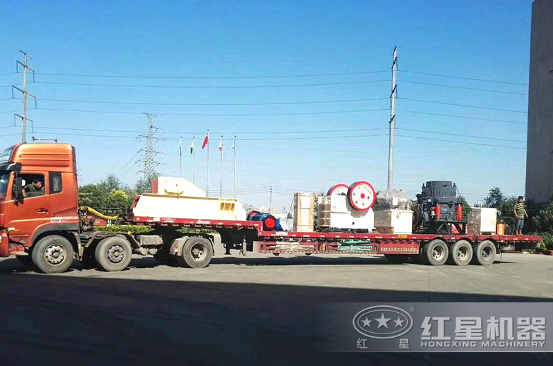 小型石子破碎機裝車,發往遼甯