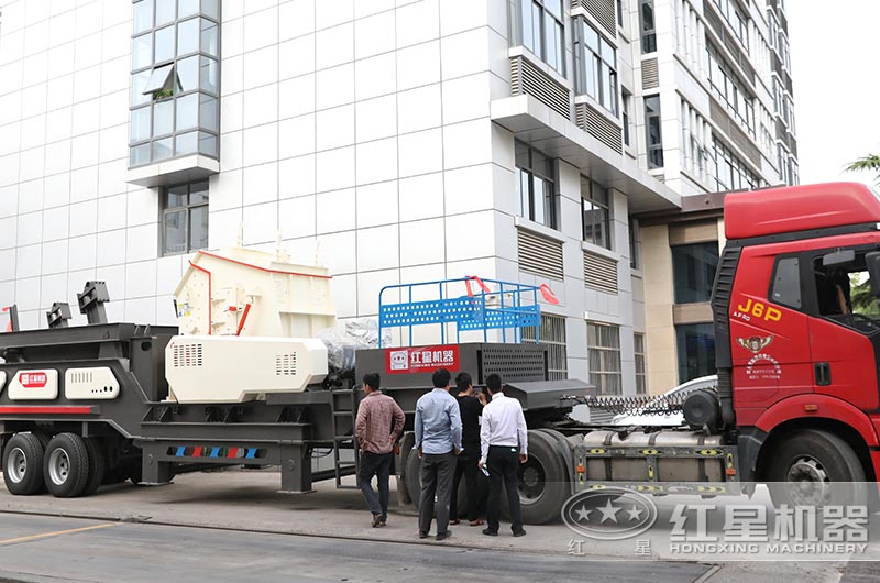 大型移動式建築垃圾粉碎機發貨現場