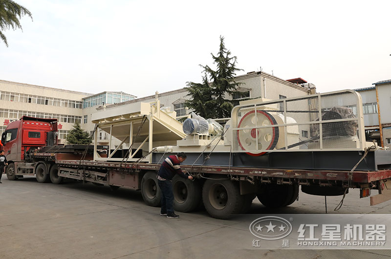 大型對輥制砂機發貨現場