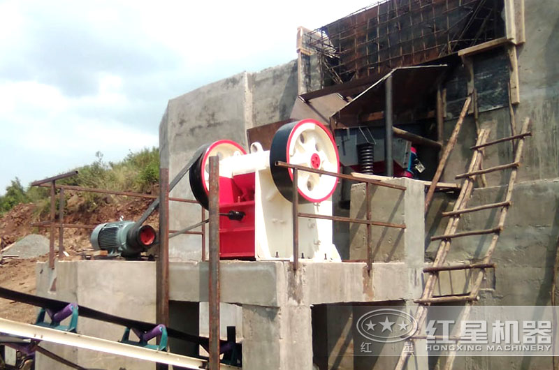 花崗岩破碎機作業現場圖