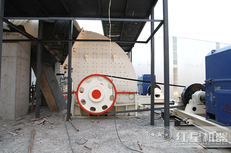 重錘式破碎機作業圖